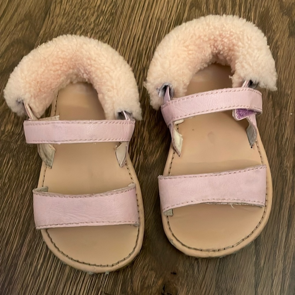 Ugg Dorian sandals pink size 6-7 = 18-24 months